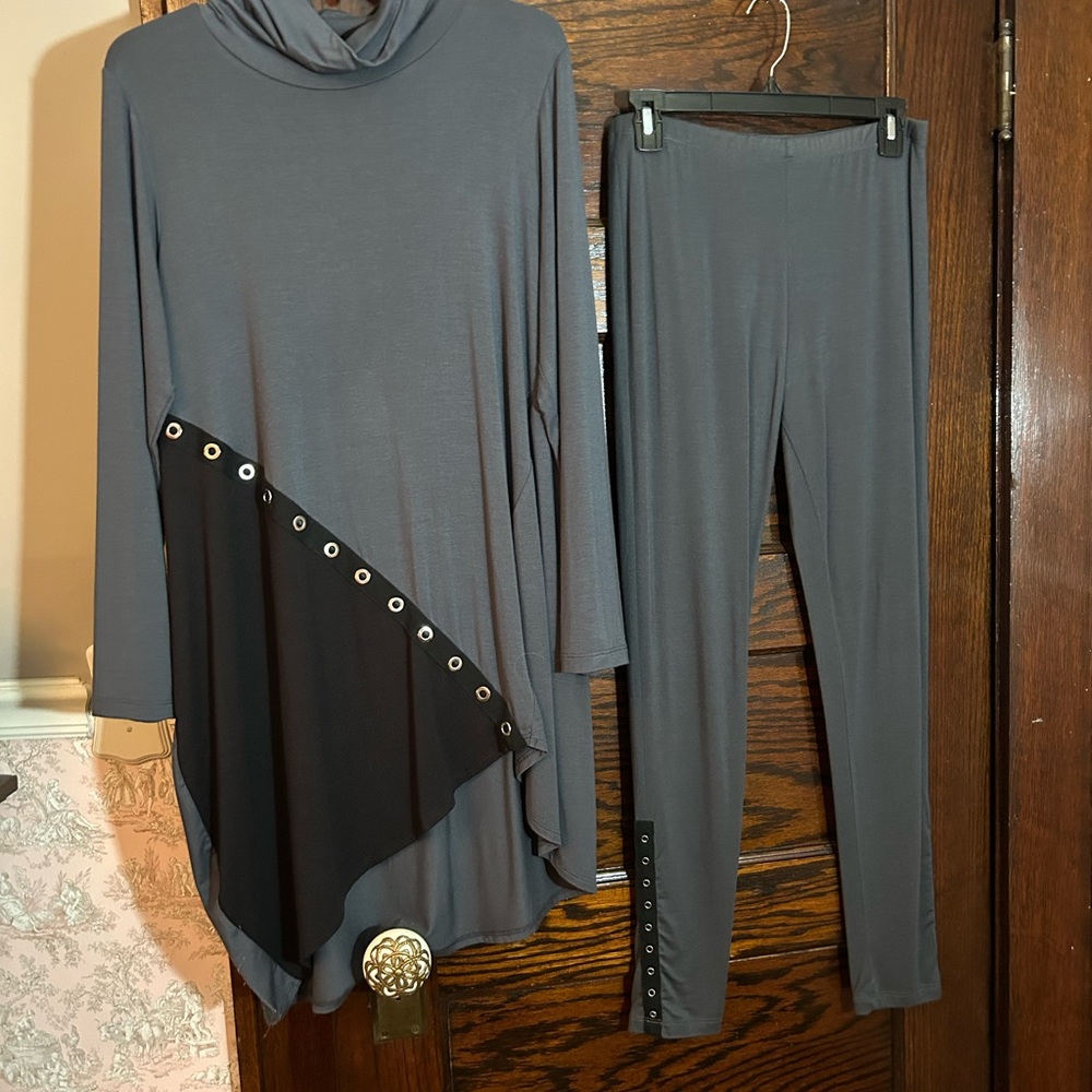 Comfy USA Gray Asymmetrical Tunic and Leggings Set
